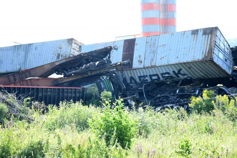 Užasni prizori: Kod Križevaca se sudarila dva teretna vlaka. Vagoni su smrskani i razbacani po polju, strojovođa ozlijeđen