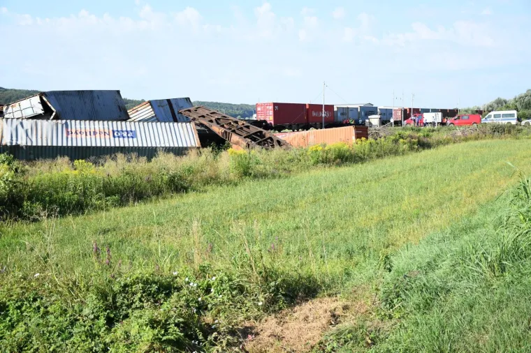 Užasni prizori: Kod Križevaca se sudarila dva teretna vlaka. Vagoni su smrskani i razbacani po polju, strojovođa ozlijeđen