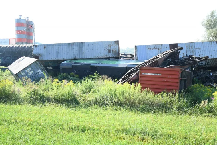 Užasni prizori: Kod Križevaca se sudarila dva teretna vlaka. Vagoni su smrskani i razbacani po polju, strojovođa ozlijeđen