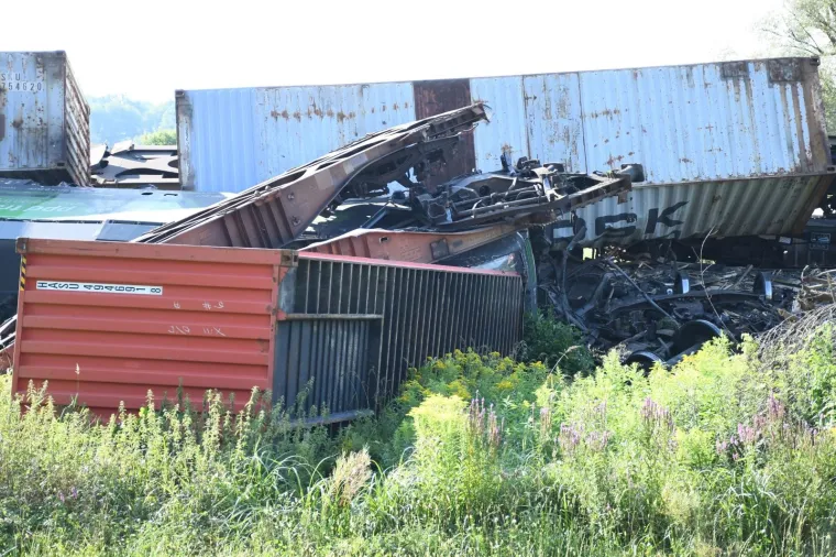 Užasni prizori: Kod Križevaca se sudarila dva teretna vlaka. Vagoni su smrskani i razbacani po polju, strojovođa ozlijeđen