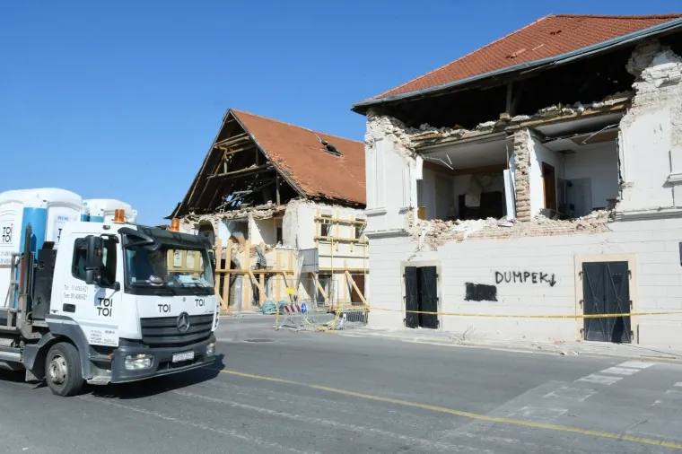 Petrinjci su ljuti zbog spore obnove centra grada nakon potresa