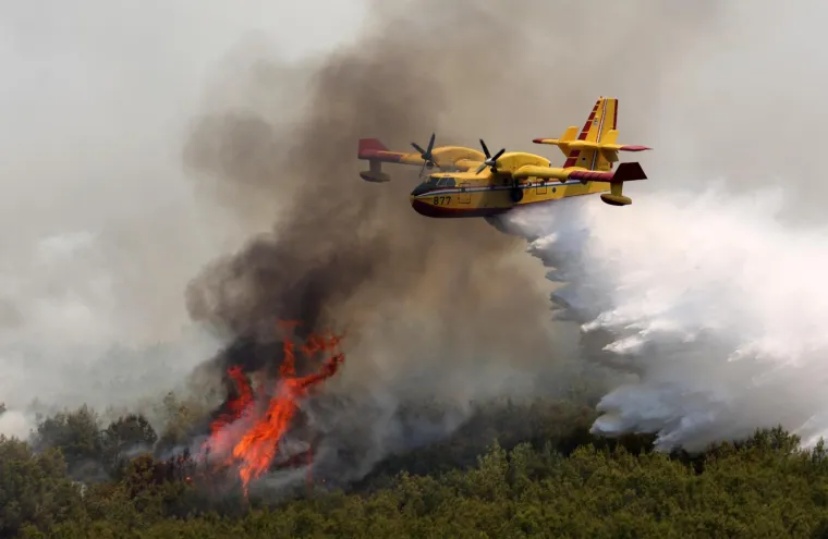 Velike vatrogasne snage angažirane su na ga&scaron;enju požara kod Vrpolja