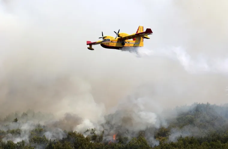 Velike vatrogasne snage angažirane su na ga&scaron;enju požara kod Vrpolja