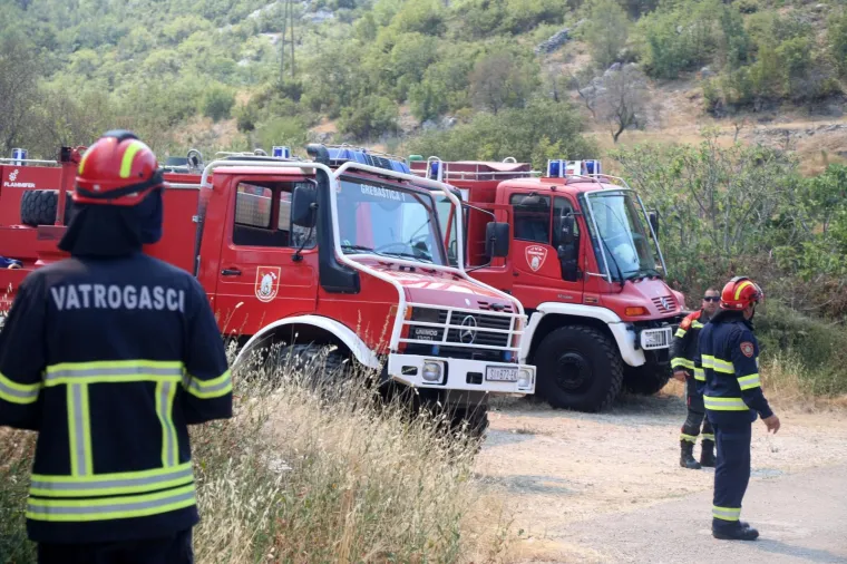 Velike vatrogasne snage angažirane su na ga&scaron;enju požara kod Vrpolja