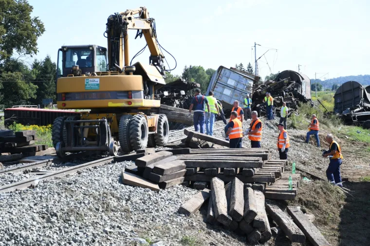 Osposobljavanje željezničke pruge nakon jučera&scaron;njeg velikog sudara dvaju vlakova