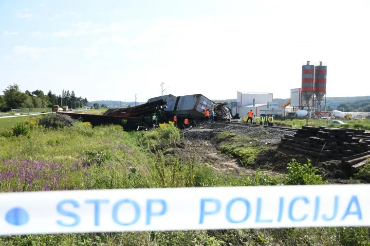 Osposobljavanje željezničke pruge nakon jučera&scaron;njeg velikog sudara dvaju vlakova