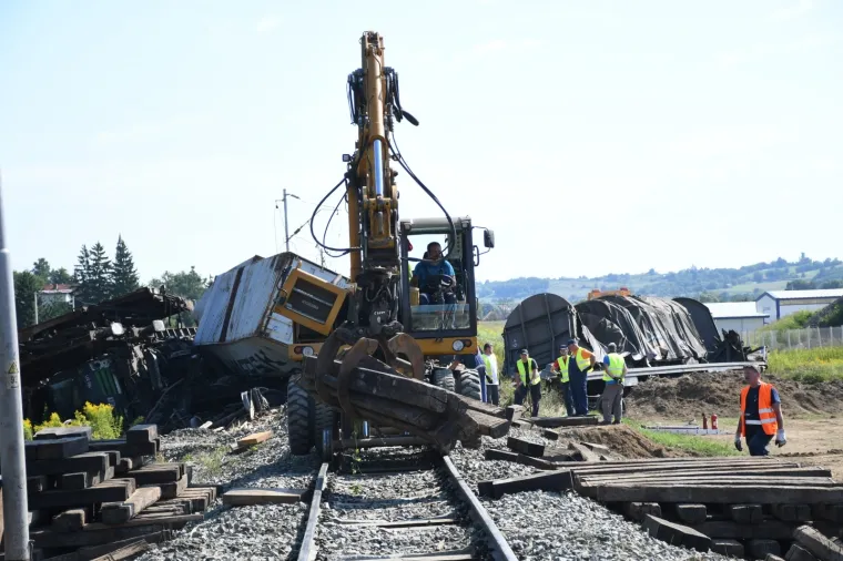 Osposobljavanje željezničke pruge nakon jučera&scaron;njeg velikog sudara dvaju vlakova