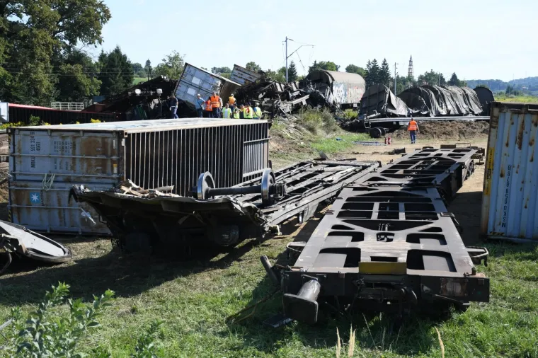 Osposobljavanje željezničke pruge nakon jučera&scaron;njeg velikog sudara dvaju vlakova