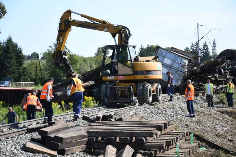 Osposobljavanje željezničke pruge nakon jučera&scaron;njeg velikog sudara dvaju vlakova