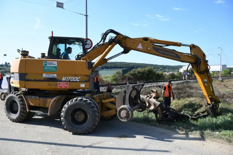 Osposobljavanje željezničke pruge nakon jučera&scaron;njeg velikog sudara dvaju vlakova