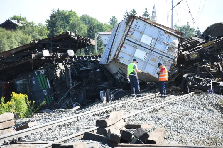 Osposobljavanje željezničke pruge nakon jučera&scaron;njeg velikog sudara dvaju vlakova