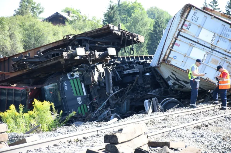 Osposobljavanje željezničke pruge nakon jučera&scaron;njeg velikog sudara dvaju vlakova