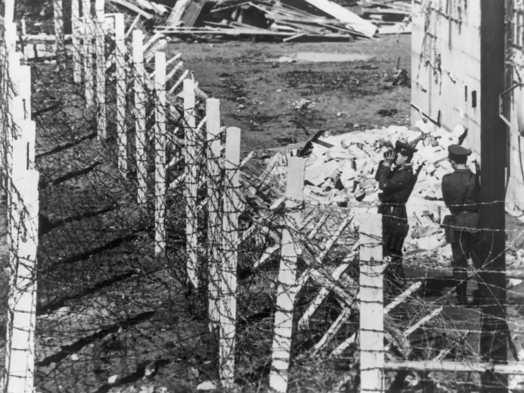 Svrha zida je bila onemogućiti bijeg stanovnika iz realsocijalističke Istočne u Zapadnu Njemačku. Počeo se graditi 13. kolovoza 1961. godine i više je puta nadograđivan. 