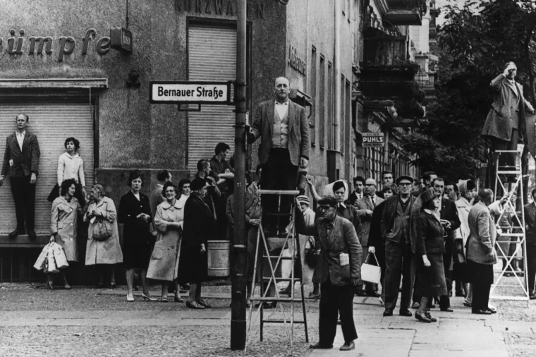 Prvo su prekinute željezničke trase između zapadnog, savezničkog dijela Berlina i istočnog, sovjetskog dijela, prekopane su ceste i postavljene zapreke. Potom je rano ujutro uz osiguranje istočnonjemačke vojske i policije i praćena zaprepaštenim pogledima Berlinčana počela i gradnja zida.