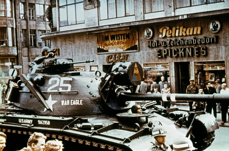 Berlinski zid je više od 28 godina, sve do njegova pada u studenome 1989. dijelio ne samo dva politička svjetonazora nego i mnoge obitelji i ljudske sudbine. Na to se danas, 60 godina kasnije, brojnim komemoracijama podsjeća diljem Njemačke, a posebice na povijesnim mjestima uzduž bivše njemačko-njemačke granice.