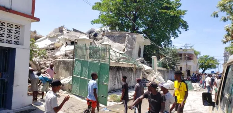 Stotine ozlijeđenih, nestalih i najmanje 227 poginulih u razornom potresu na Haitiju