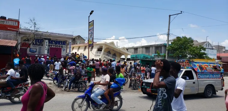 Stotine ozlijeđenih, nestalih i najmanje 227 poginulih u razornom potresu na Haitiju