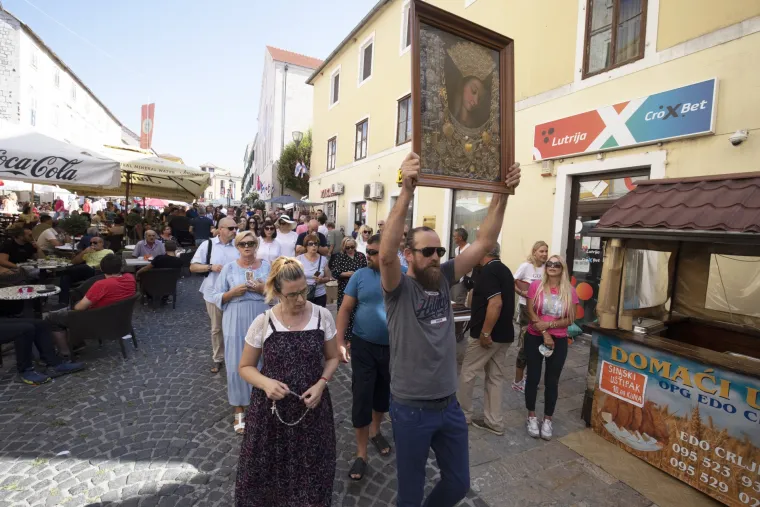 Nema 'ne može' za Hrvate: Mu&scaron;karac poveo procesiju u Sinju iako je ona otkazana zbog koronavirusa