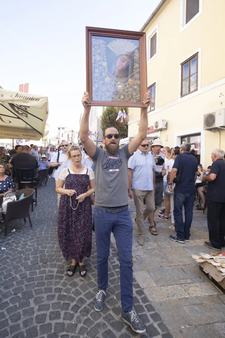 Nema 'ne može' za Hrvate: Mu&scaron;karac poveo procesiju u Sinju iako je ona otkazana zbog koronavirusa