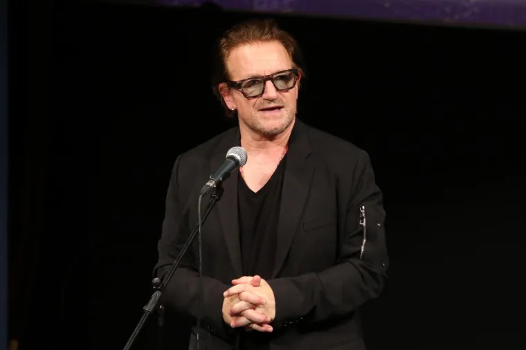 Bono Vox se iznenada pojavio na crvenom tepihu i odmah se bacio na posao: Pogledajte kako su ga dočekali