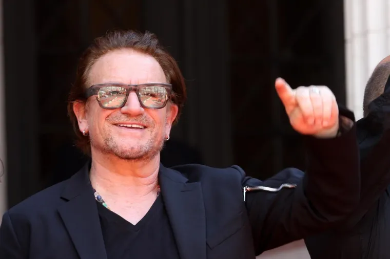 Bono Vox se iznenada pojavio na crvenom tepihu i odmah se bacio na posao: Pogledajte kako su ga dočekali