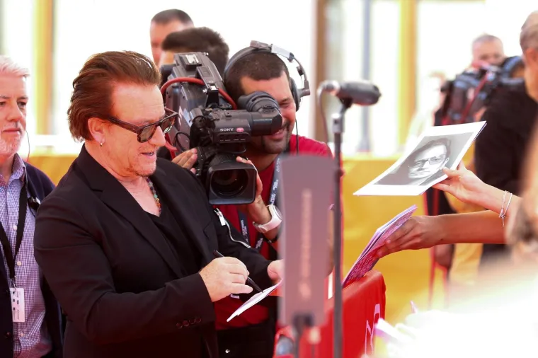 Bono Vox se iznenada pojavio na crvenom tepihu i odmah se bacio na posao: Pogledajte kako su ga dočekali