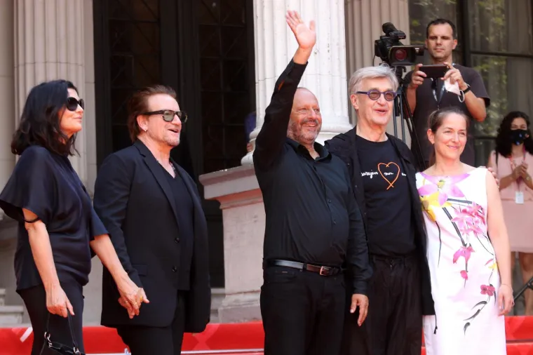 Bono Vox se iznenada pojavio na crvenom tepihu i odmah se bacio na posao: Pogledajte kako su ga dočekali