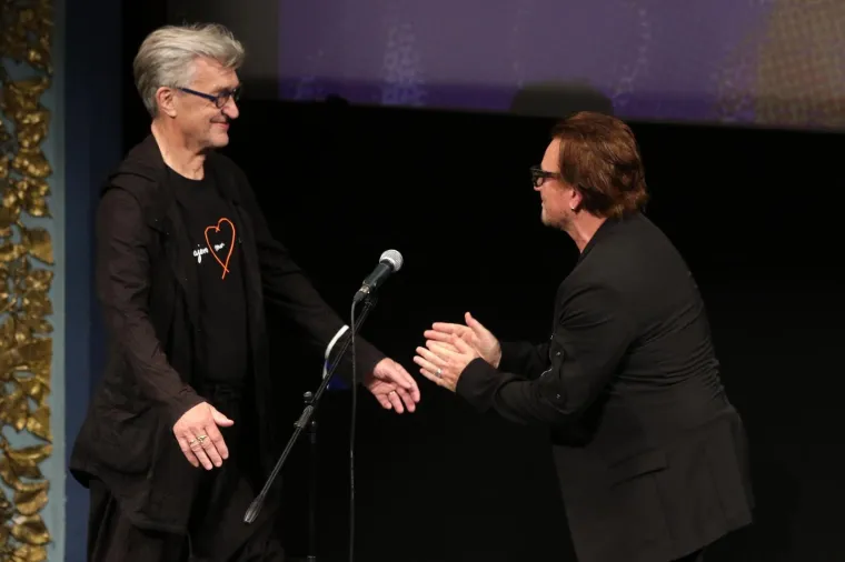 Bono Vox se iznenada pojavio na crvenom tepihu i odmah se bacio na posao: Pogledajte kako su ga dočekali