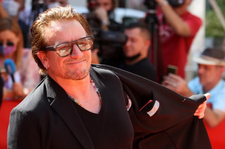 Bono Vox se iznenada pojavio na crvenom tepihu i odmah se bacio na posao: Pogledajte kako su ga dočekali
