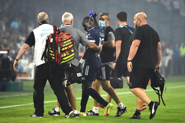 23-godišnji igrač Bordeauxa samo se srušio na travnjak: Svi su pohitali u pomoć, nastao je muk na stadionu