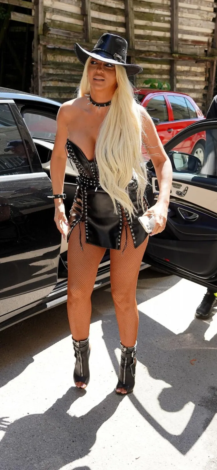 Jelena Karleu&scaron;a oduvijek je privlačila pozornost seksi lookom i aferama, a najvi&scaron;e voli provocirati razgolićena