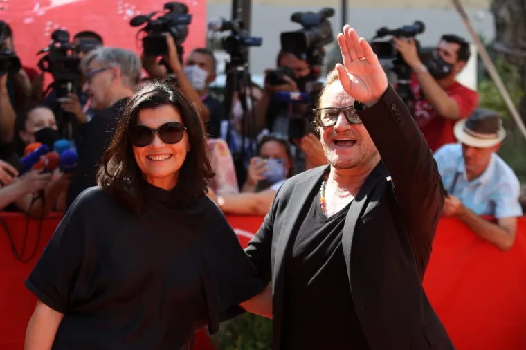 Bono Vox sa suprugom uhvaćen dok su se ukrcavali na brod: Otkriveno je i gdje će se odmarati