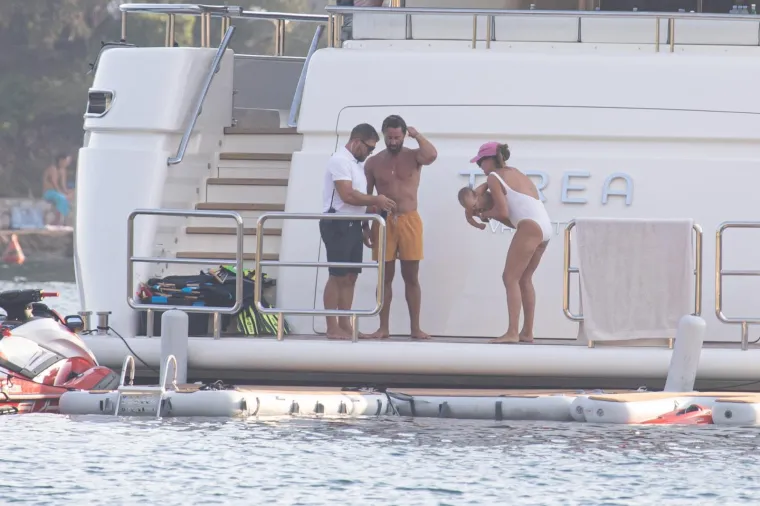 Tamara Ecclestone stigla s obitelji u Zaton: Uplovila je na ogromnoj jahti i odmah se skinula u badić