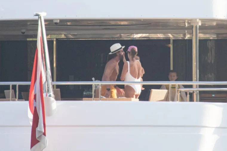 Tamara Ecclestone stigla s obitelji u Zaton: Uplovila je na ogromnoj jahti i odmah se skinula u badić