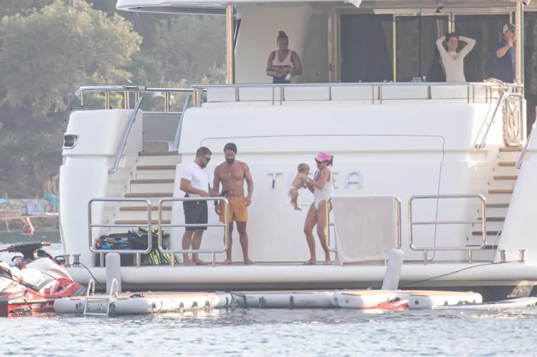 Tamara Ecclestone stigla s obitelji u Zaton: Uplovila je na ogromnoj jahti i odmah se skinula u badić