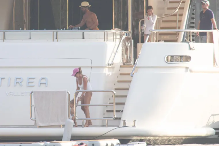 Tamara Ecclestone stigla s obitelji u Zaton: Uplovila je na ogromnoj jahti i odmah se skinula u badić