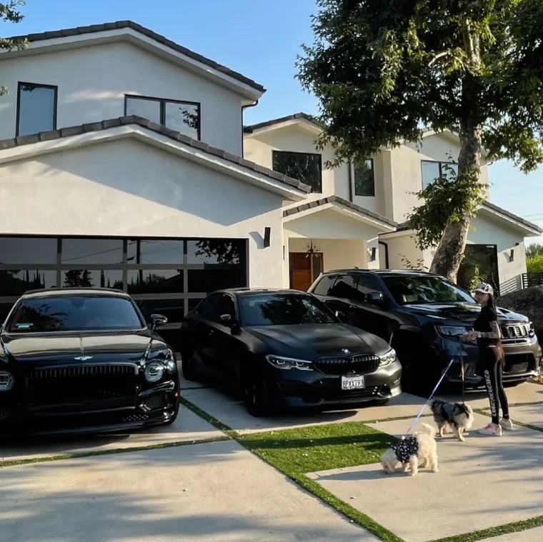 Daleko od toga da već ne živi u luksuznom domu, a ujedno vozi i tri skupocjena vozila - Bentley, Mercedes i Jeep.