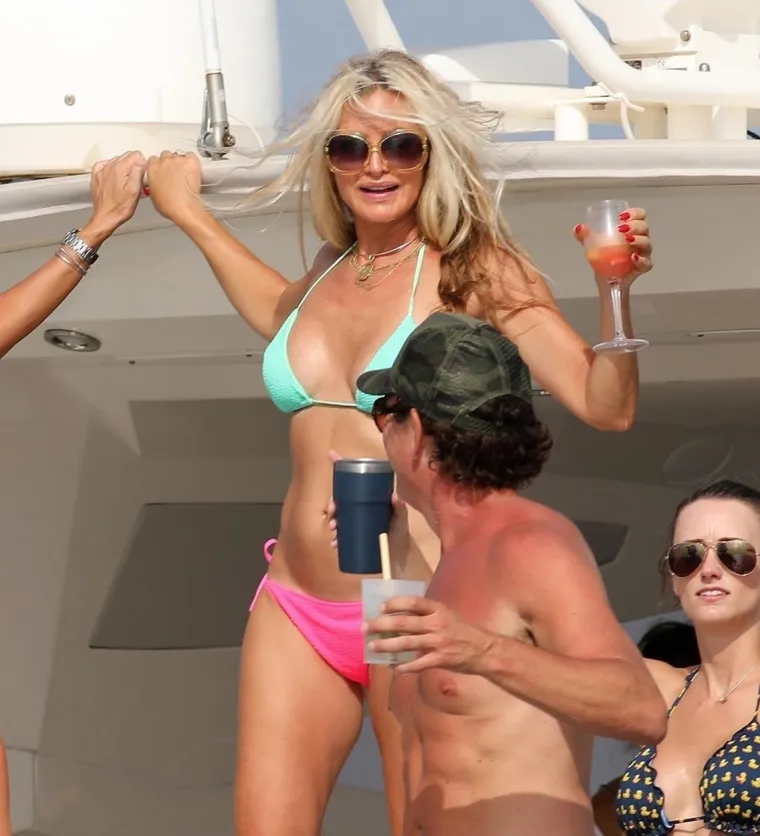 Slavnu manekenku paparazzi su uhvatili na razuzdanoj zabavi: Badić je jedva držao njene zanosne obline