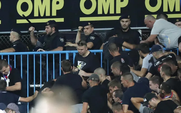 Torcida počela pjevati 'Evo zore, evo dana', krenula je tuča navijača i policije