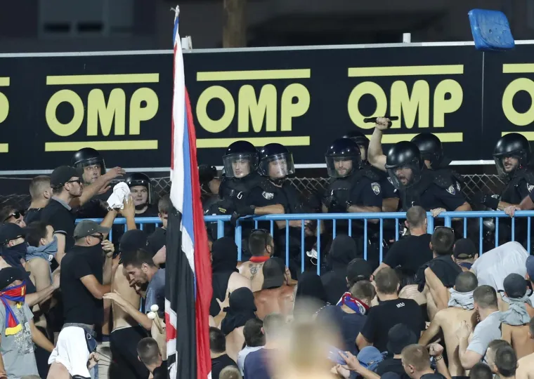 Torcida počela pjevati 'Evo zore, evo dana', krenula je tuča navijača i policije