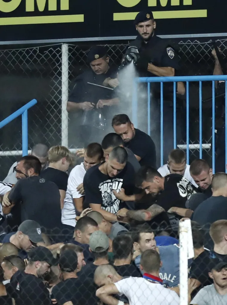 Torcida počela pjevati 'Evo zore, evo dana', krenula je tuča navijača i policije