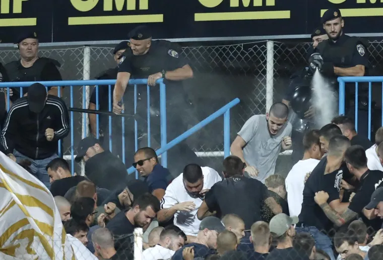 Torcida počela pjevati 'Evo zore, evo dana', krenula je tuča navijača i policije