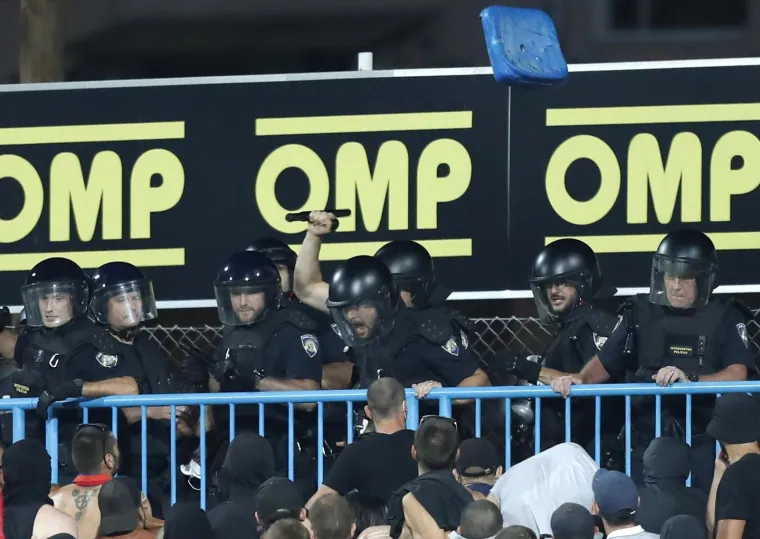 Torcida počela pjevati 'Evo zore, evo dana', krenula je tuča navijača i policije