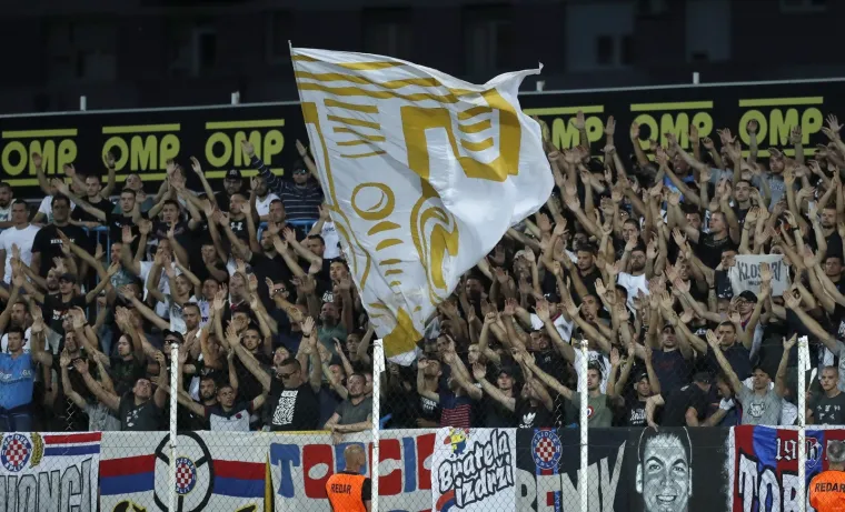 Torcida počela pjevati 'Evo zore, evo dana', krenula je tuča navijača i policije