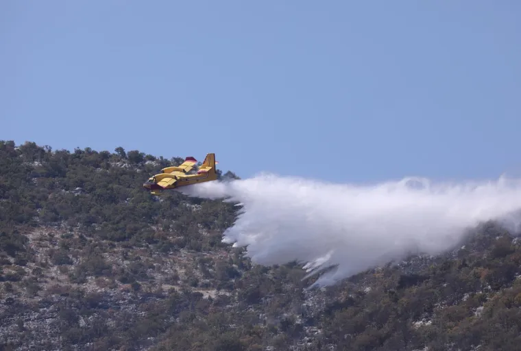 Veliki požar na Biokovu: S buktinjom se bore tri kanadera i sve dostupne snage iz Makarske
