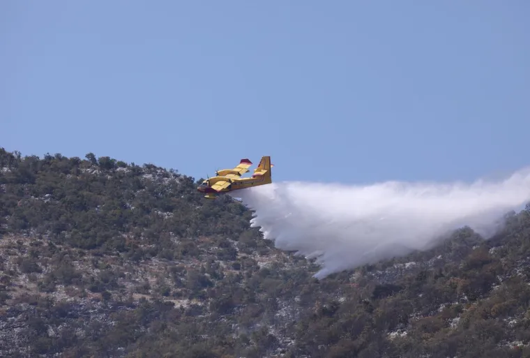Veliki požar na Biokovu: S buktinjom se bore tri kanadera i sve dostupne snage iz Makarske