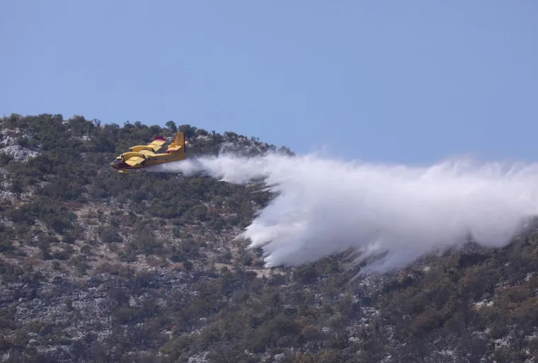Veliki požar na Biokovu: S buktinjom se bore tri kanadera i sve dostupne snage iz Makarske