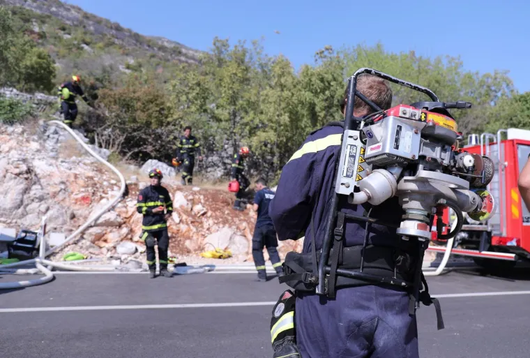 Veliki požar na Biokovu: S buktinjom se bore tri kanadera i sve dostupne snage iz Makarske