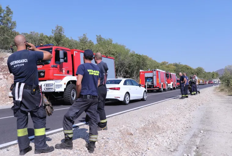 Veliki požar na Biokovu: S buktinjom se bore tri kanadera i sve dostupne snage iz Makarske