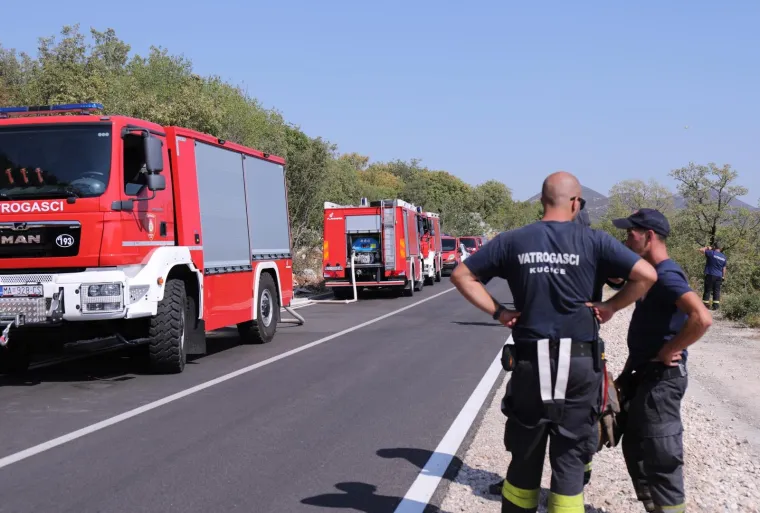 Veliki požar na Biokovu: S buktinjom se bore tri kanadera i sve dostupne snage iz Makarske